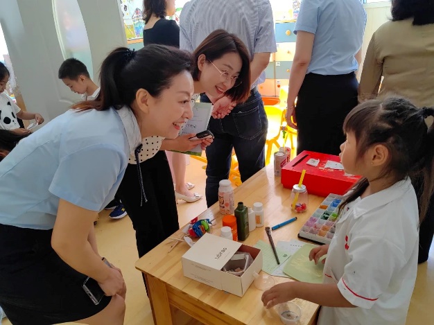 生日蛋糕旁的一群人中度可信度描述已自动生成